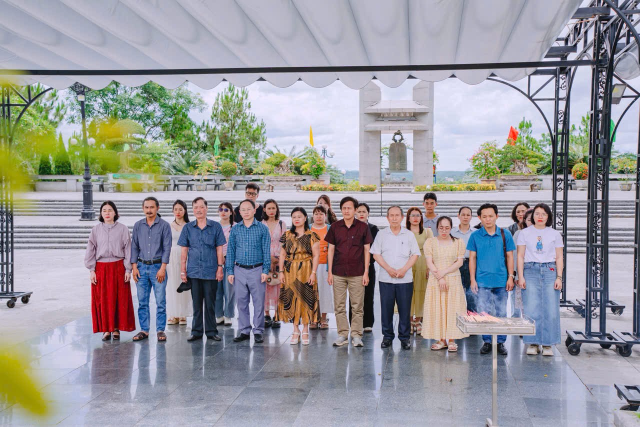 Đoàn dâng hoa, dâng hương tại Tượng đài chiến thắng Nghĩa trang liệt sĩ quốc gia Đường 9.
